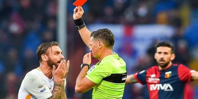 Người chơi theo dõi trực tiếp trận đấu để soi kèo thẻ phạt tại QQ88